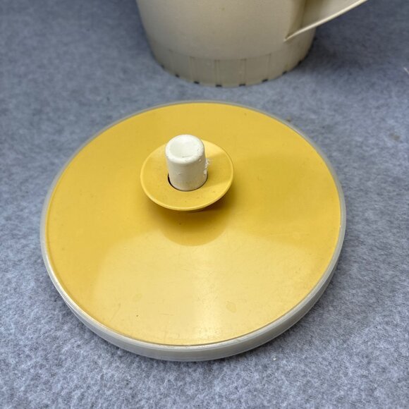 Tupperware Almond Harvest Gold Beige 800-8 1 Qt Pitcher with Lid & Insert Vintag - Picture 7 of 13